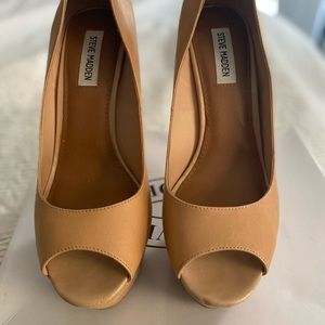 Steve Madden tan leather peep toe pump